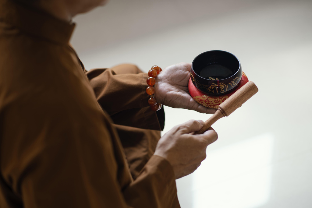 vysokii-ugol-celoveka-s-pousimi-casami (1).jpg vysokii-ugol-celoveka-s-pousimi-casami (1).jpg