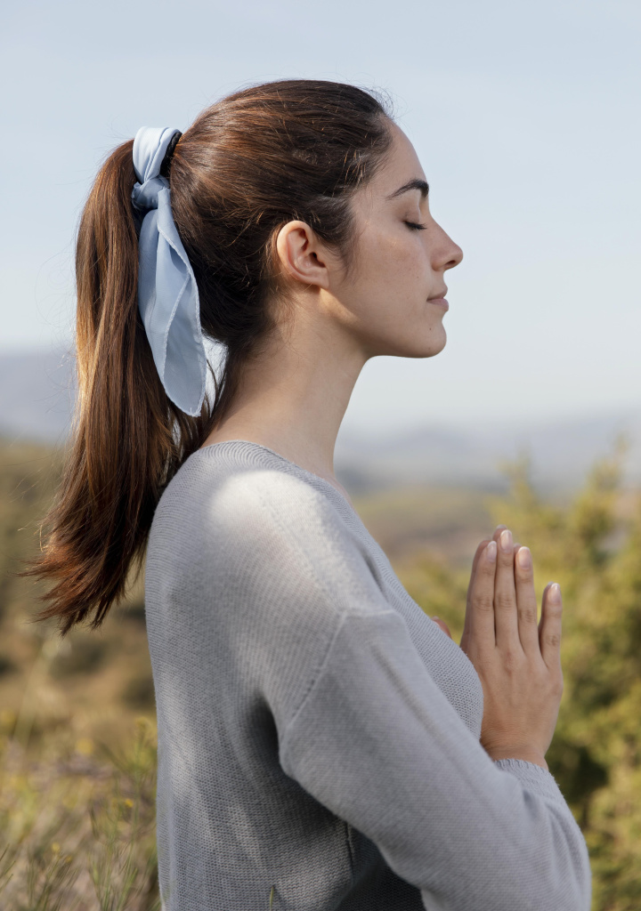 vid-sboku-zensina-meditiruet-na-prirode (1).jpg vid-sboku-zensina-meditiruet-na-prirode (1).jpg