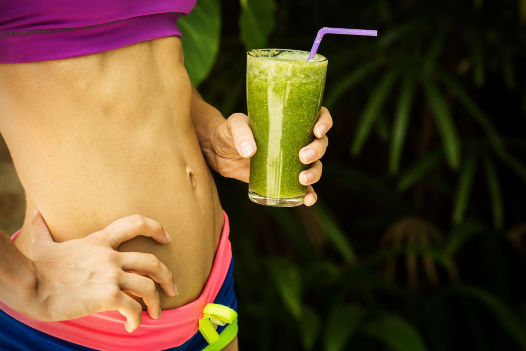 athletic-girl-holding-green-smoothie (1).jpg