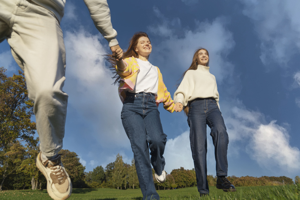 druz-a-pod-nizkim-uglom-s-udovol-stviem (1).jpg druz-a-pod-nizkim-uglom-s-udovol-stviem (1).jpg