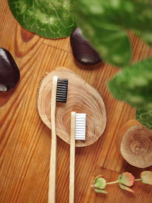 Бамбуковая экологичная зубная щетка с черной щетиной средней жесткости, Greenсardamon, 1 шт